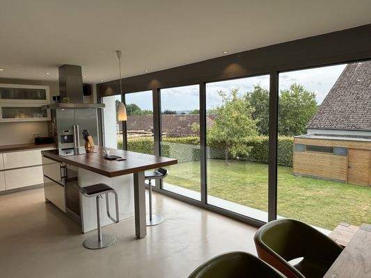Teilansicht Küche / Blick in den Garten
