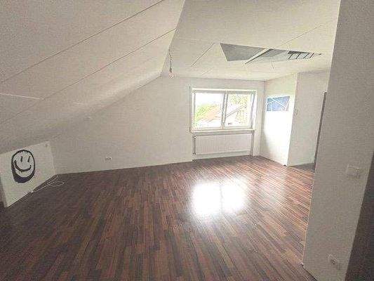 Großzügiges Jugendzimmer im Dachgeschoß