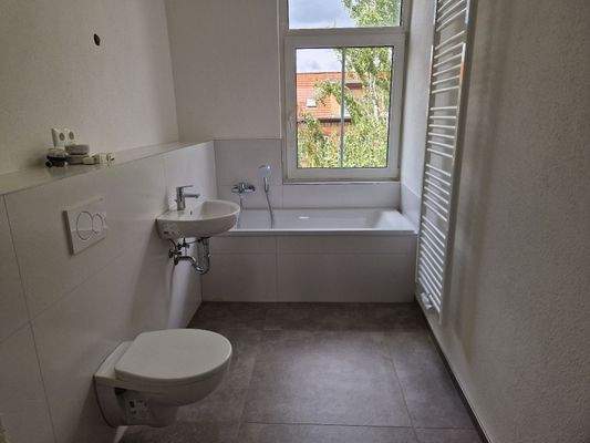 Badezimmer mit Fenster, Dusche, Badewanne