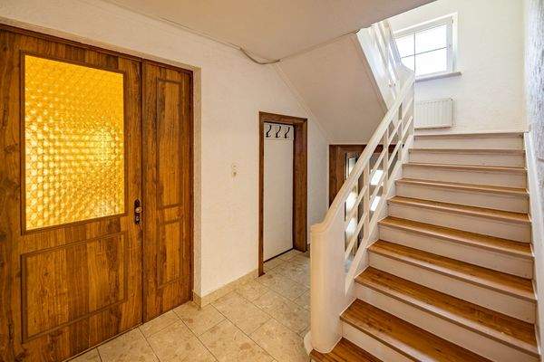 Treppenhaus mit sep. Eingang EG