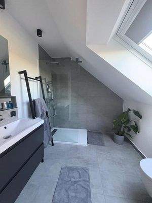 Bad mit Walk-In Dusche DG