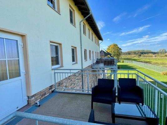 Eingang zu einer Ferienwohnung im OG mit Balkon