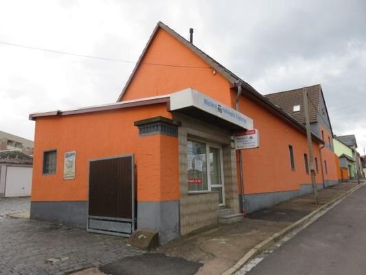 Straßenansicht der Immobilie