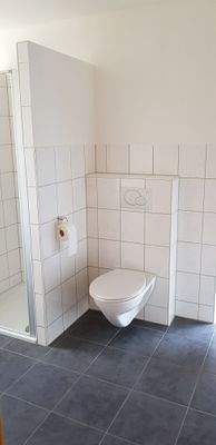 Badezimmer OG mit Duschkabine, Badewanne, Doppelwaschbecken