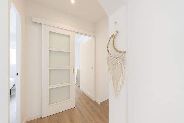 Heller Flur im Obergeschoss mit Schiebetür