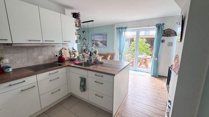 Hochwertige und geräumige Einbauküche im EG