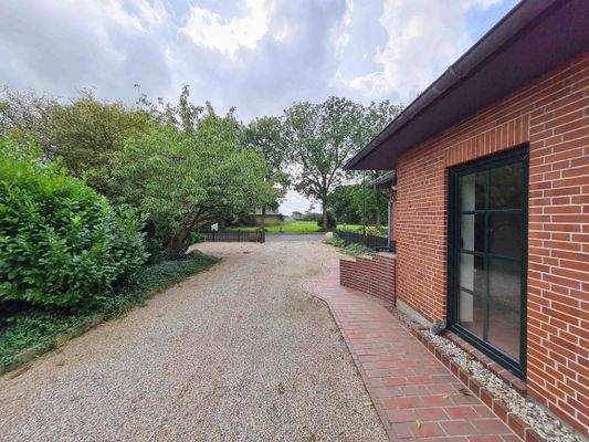 Blick von der Auffahrt nach vorne