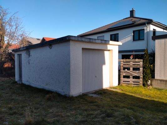 Garage und Nachbarbebauung
