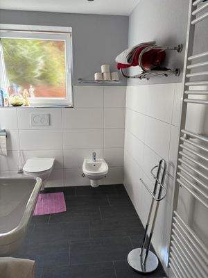 Badezimmer mit Fenster