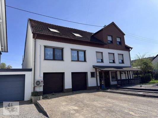 Straßenansicht mit Vorplatz