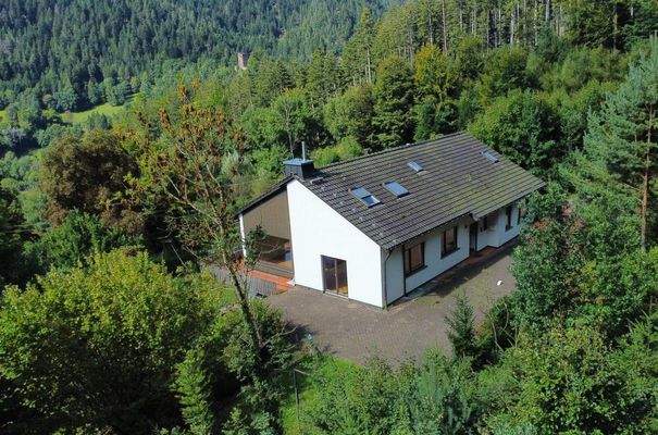 Hauseingangsseite mit großem Hof- und Terrassenbereich