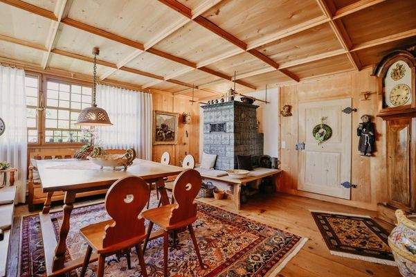 Esszimmer mit Kachelofen