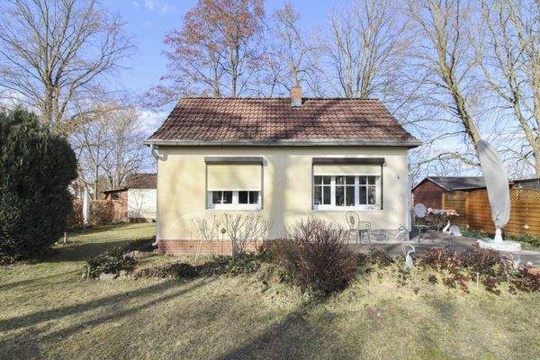 Bungalowhaus hinten auf dem Grundstück