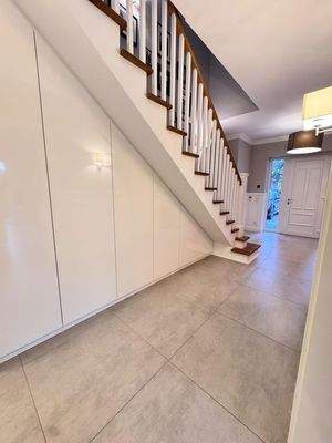 Flur mit Schrank unter Treppe