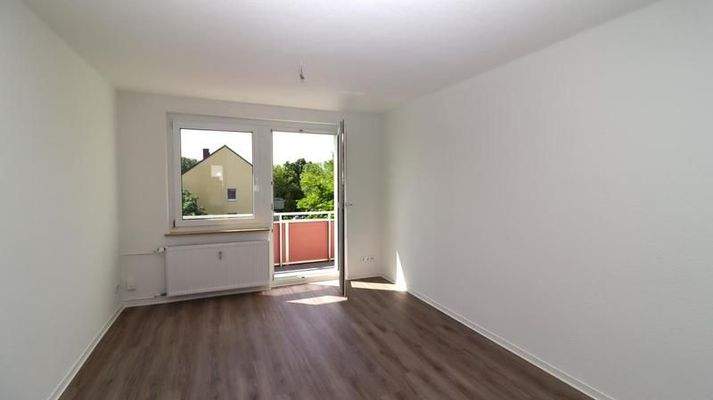 Wohnzimmer mit Balkon 