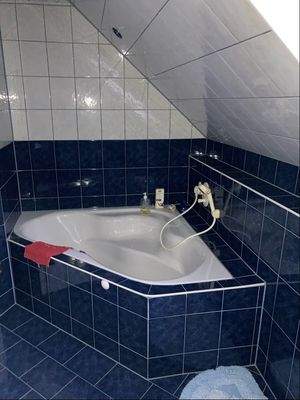 Bad / Sanitärbereich mit Wanne, DU, WC und Waschtisch - Obergeschoss Nebenwohnung