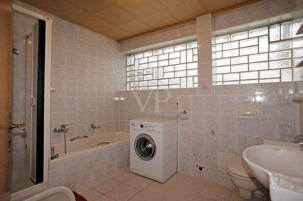 Badezimmer mit Wanne und Dusche