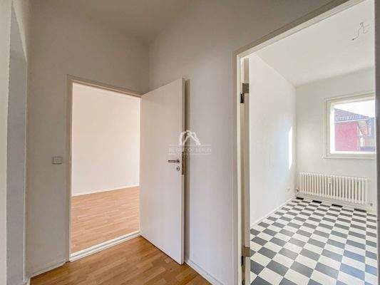 Flur mit Blick in die Küche