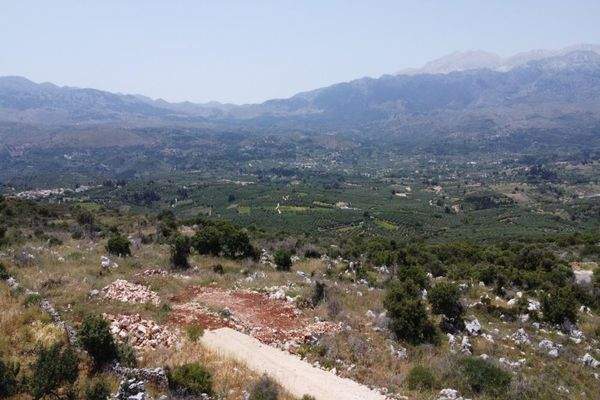 Kreta, Litsarda: Ruhiges Grundstück mit Baugenehmigung und atemberaubender Aussicht auf die Landschaft zu verkaufen