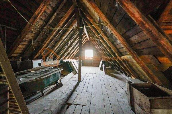 Dachboden mit Holzbalken