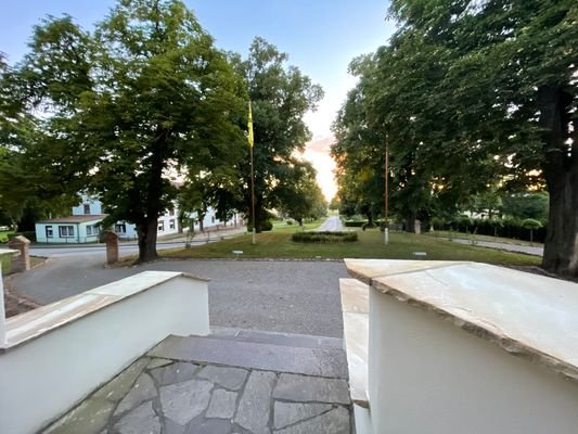 Hofblick vom Schloss aus