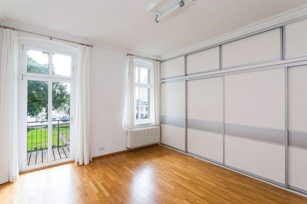 Schlafzimmer nebst Balkon