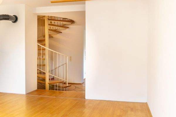 Licht, Holz & Wohngenuss – Charme pur auf drei Etagen mit Schwedenofen und stilvoller Wendeltreppe