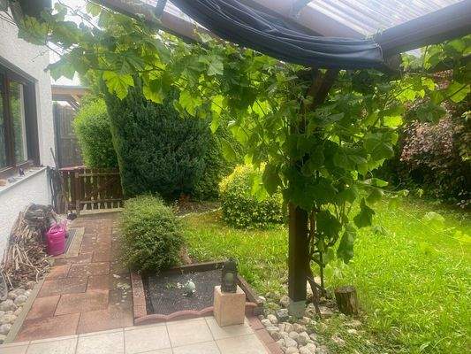 Blick Terasse in den Garten