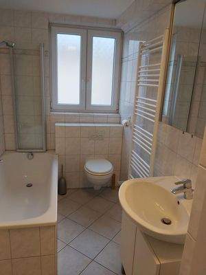 neues Bad mit Badewanne 