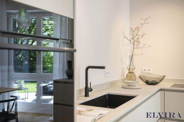 Edle Küche mit zeitlosem Design und hochwertigen Materialien