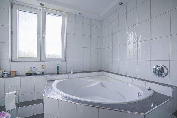 Bad mit Eckbadewanne