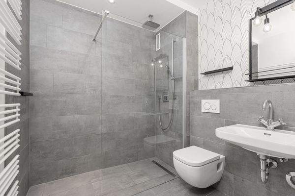 Badezimmer mit Walk-In-Dusche