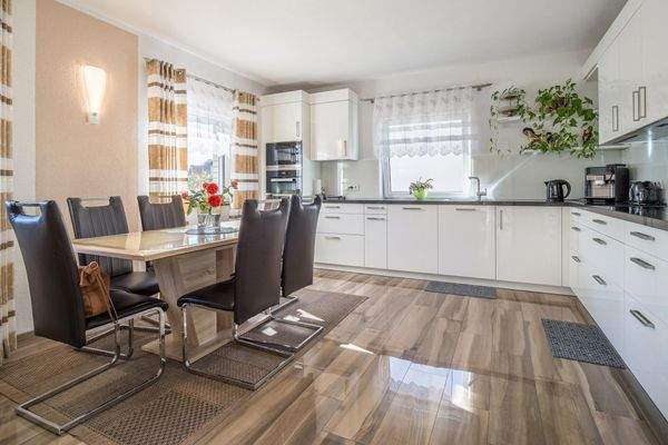 große, moderne Einbauküche