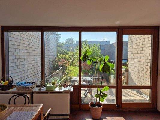 Aussicht auf Terrasse und Garten.jpg