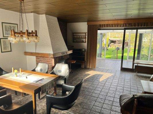 Wohnzimmer mit Blick in den Garten.jpg