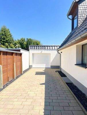 Auffahrt mit Garage