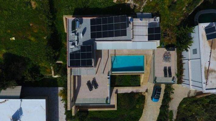 Kreta, Kolymvari: Zweistöckige Villa mit Infinity-Pool und Meerblick zu verkaufen