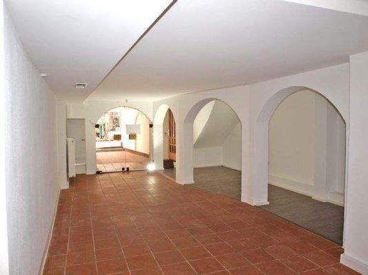 Großer Raum im Erdgeschoss mit Ambiente