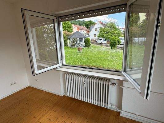 Ausblick in den seitlichen Garten