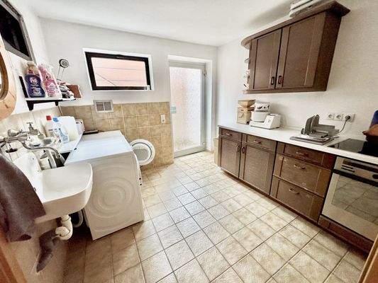 Waschküche mit Ausgang zum Garten - Kellergeschoss