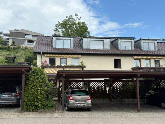 Hausansicht mit Carport