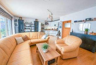 Wohnzimmer mit offener Küche