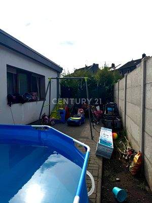 Kleiner Terrassenbereich mit Platz für die Kinder