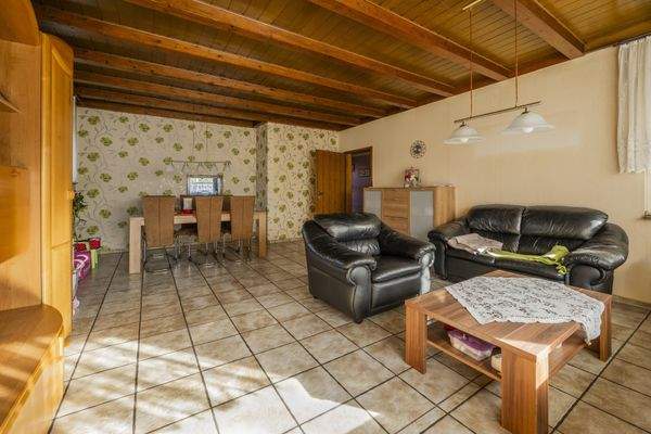 Sicht von der Terrasse ins Wohnzimmer