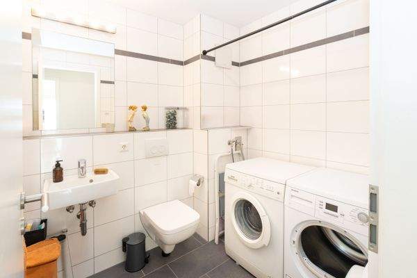 Gäste-WC mit Wasschmaschinenanschluss