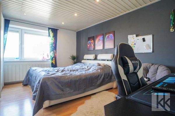 ...Kleiderschränke und einen Arbeitsplatz