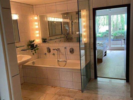 Bad mit Wanne und Dusche