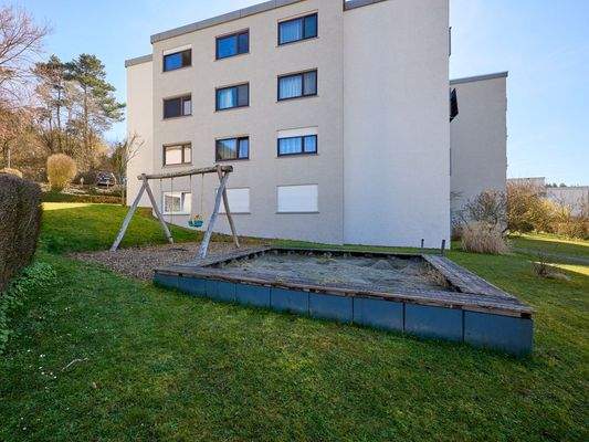 Nordseite des Hauses mit Spielplatz