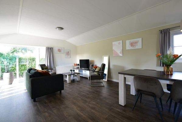 Ferienhaus EuroParcs De Rijp Wohnzimmer Offene Aufteilung007