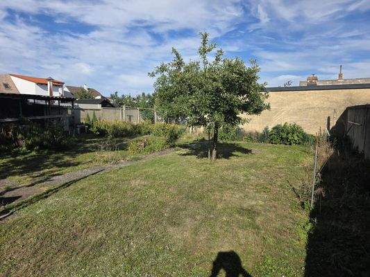 02_Gartenbereich2.jpg – Sonniger Garten mit Sitzba